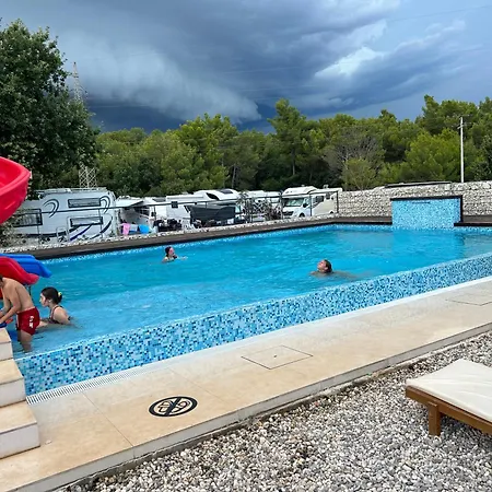 Romey Iikka Apartman Póla